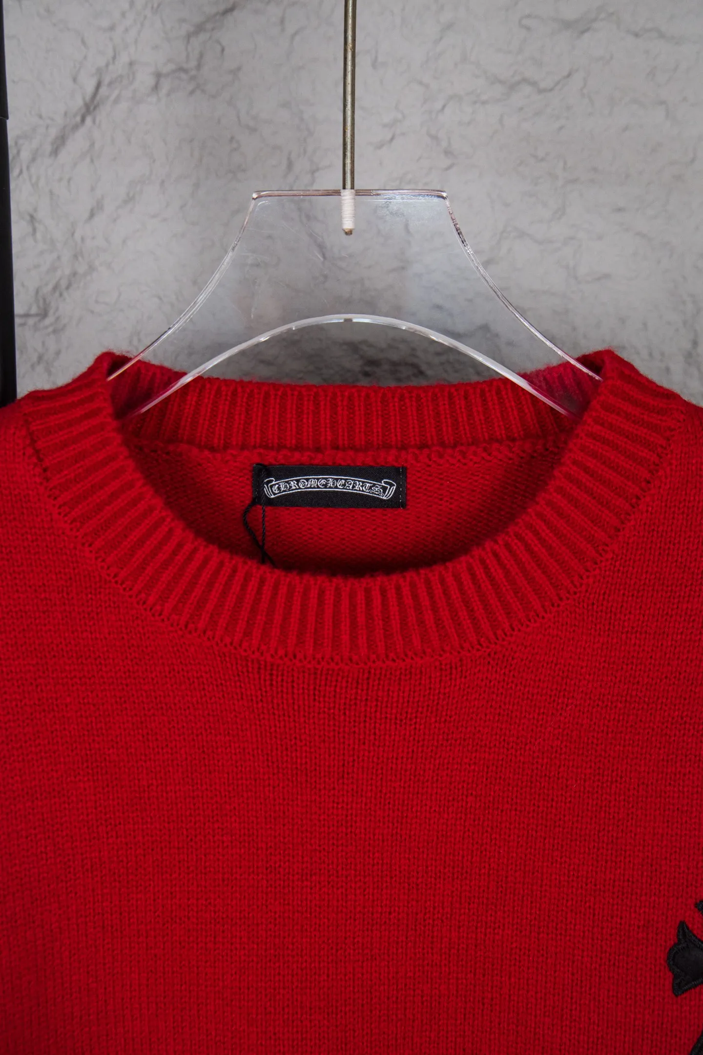 P250 Chrome Hearts CH Chrome Hearts Patch Cross Hole Knitted Sweater Pullover. The popular style is the same for men and women. It is matched with black and white. It looks good in real life. It looks good on the upper body. It looks good in daily wear. It is even more photogenic. It’s hard not to buy it. Buy it for me!!! Believe me, no one can refuse such a machine-length Chrome Hearts jacket. It has expanded the version based on the old version. The upper body is loose and stylish. The casual design of the hem is expanded to make fat people slim down to the extreme. Slim people are limited to high-end and high-end. 10,000 yuan ZP printing. 1:1 perfect restoration. Looks good when worn alone. Both men and women can control it easily. If you care more about quality, you must also respect the price. It is completely different from the thin see-through bottoms that pill when worn. If the style makes you shine at a glance, then quality is what you should pay more attention to. Compared with price, what we focus on is quality. Customers who have received my products know all about it. ️️️ Sweaters on the market are generally made of bract yarn. We use modal. Compared with core-spun yarn, the advantages are very intuitive: high cost, high price, high density, relatively expensive for developers, allowing us to make a lot less money. In addition, the upper body is delicate, anti-pilling, and high-end. We are conscientious sellers. Quality determines the upper body effect. No matter how bad the quality, the best style is still the temperament of the urban-rural fringe. We only do long-term business. Quality determines character. Take it back and wear it with confidence and wash it. The quality of the pattern will definitely make your eyes shine. We only make the right version of high quality. We make high-end hard goods. Reject junk goods and reject fast food. Conscientious quality and conscientious price. You deserve it!  Color: Black White Gray Red Size: S M L